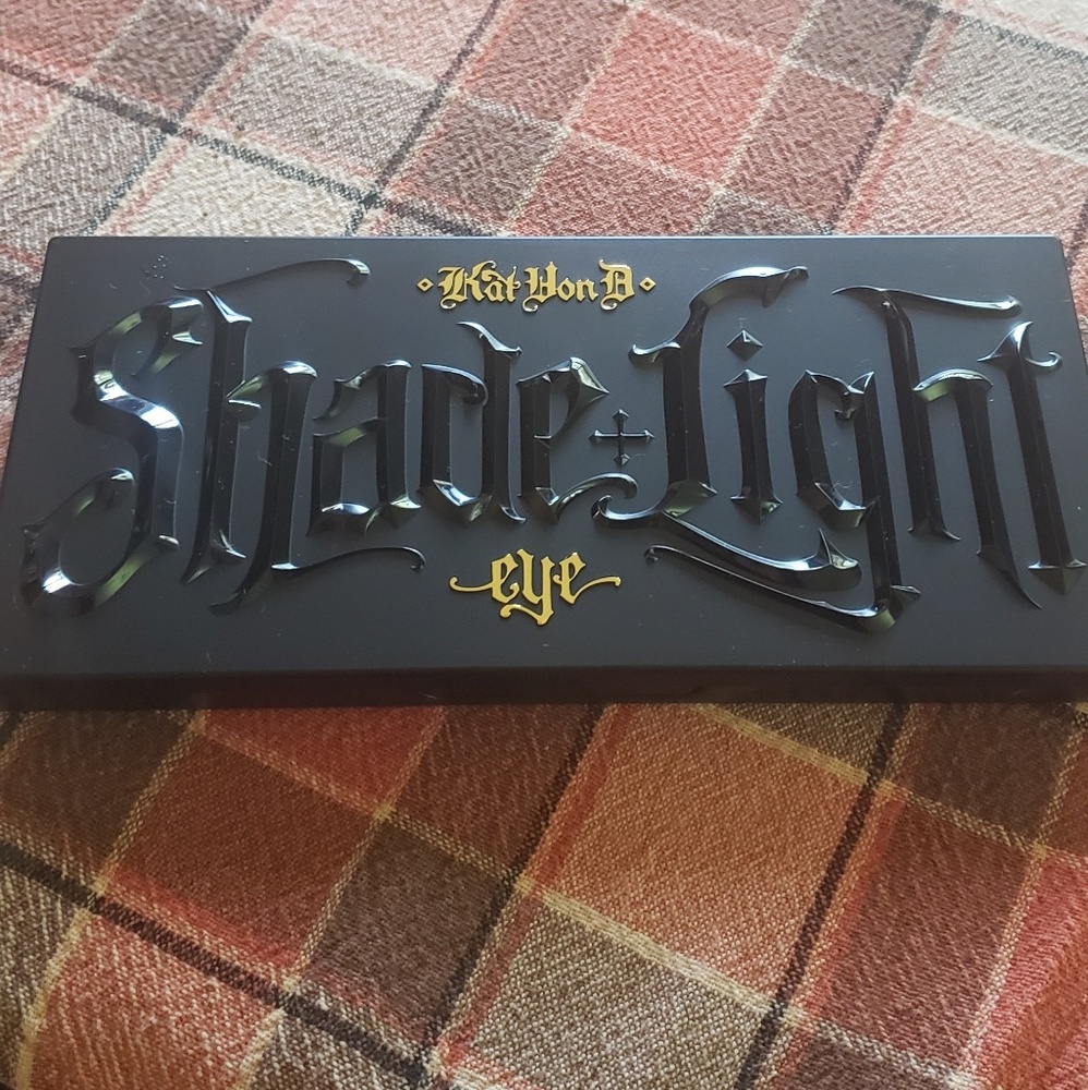New in box Shade & Light Color Palette
